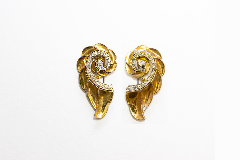Pair of vintage McClelland Barclay 1930s gold-plated swirl fur clips embellished with clear rhinestones